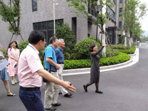 杨总带校友参观园区
