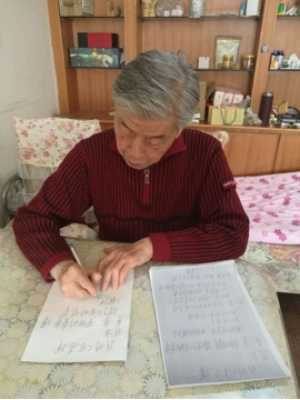 这是张耀华名誉会长在撰写《我的人生选择》。