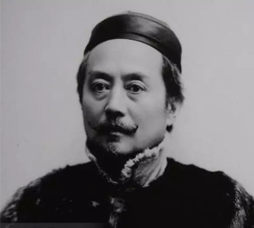 辜鸿铭(1857年7月18日-1928年4月30日)，名汤生，字鸿铭，号立诚。学贯中西，号称“清末怪杰”，是满清时代精通西洋科学、语言兼及东方华学的中国第一人。他翻译了中国“四书”中的三部——《论语》、《中庸》和《大学》，创获甚巨;并著有《中国的牛津运动》(原名《清流传》)和《中国人的精神》(原名《春秋大义》)等英文书，热衷向西方人宣传东方的文化和精神，产生了重大的影响，在西方形成了“到中国可以不看紫禁城，不可不看辜鸿铭”的说法。