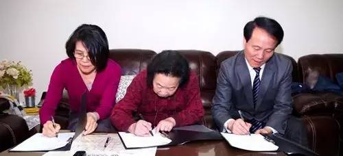屠呦呦和柯杨、詹启敏签署协议