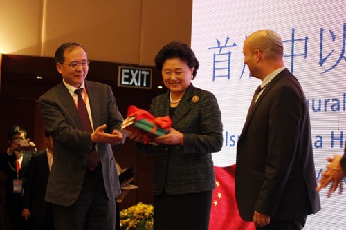 林建华和本萨松作为合作方代表共同见证赠书仪式