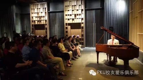盖洛格在演奏