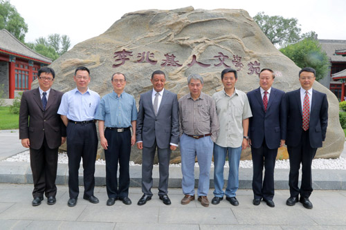 穆拉图总统参观李兆基人文学苑并与当年的师生代表合影