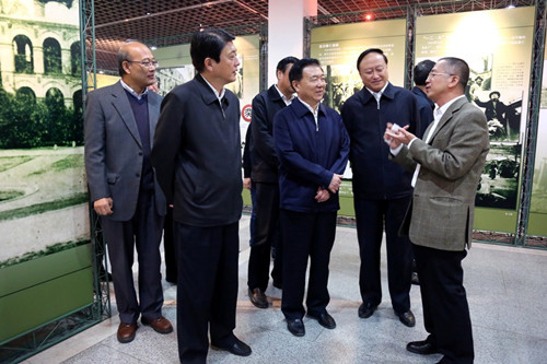 来宾参观北大校史馆