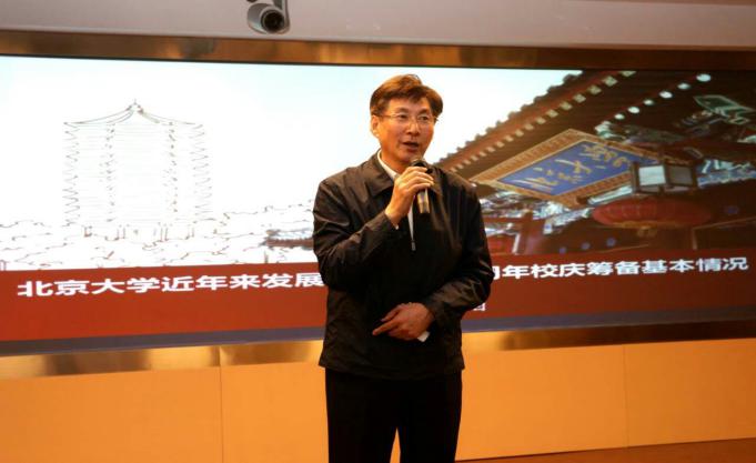 校友总会副会长高超介绍母校的发展情况