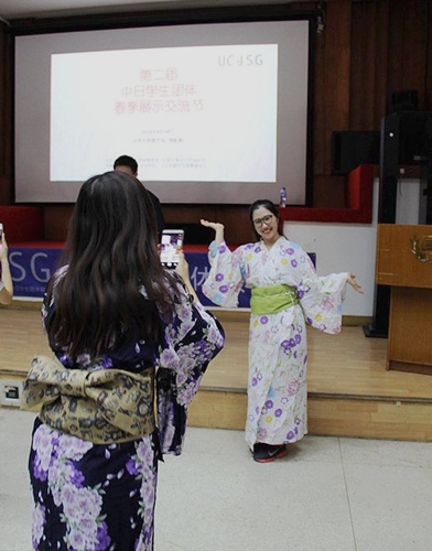 同学们试穿日本服饰