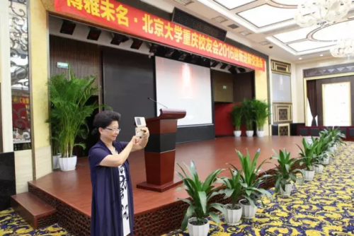 老校友留影
