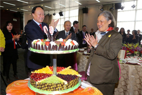 诗琳通公主殿下在北大精心准备的生日蛋糕前许下美好祝愿