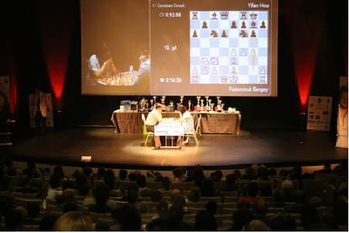 法国当地众多棋迷现场观看侯逸凡参加的决赛