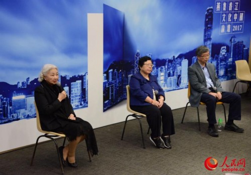 主讲嘉宾发表演讲，从左至右依次为梁爱诗、刘佩琼、胡伟星