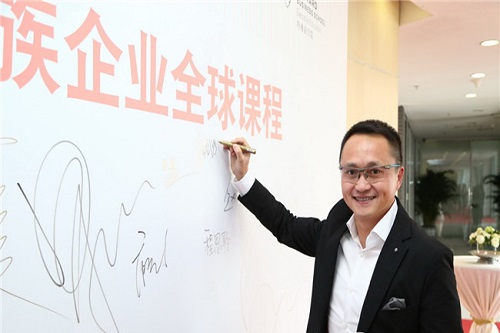 同学们在签到板上签下自己的名字