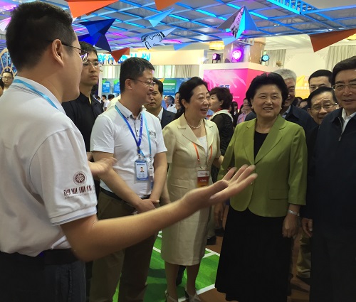 刘延东副总理在北京大学展区参观