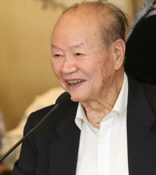 校友会会长潘际銮先生对一年来校友会的工作情况做了全面汇报