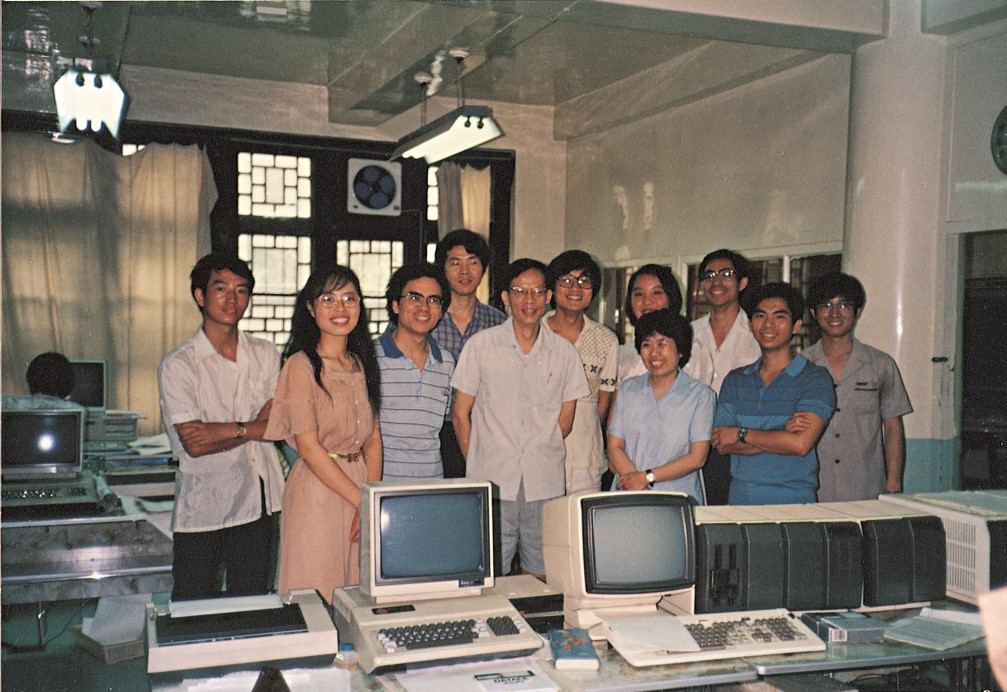 d2788cebac5241a98b629d602020915d.jpg 1987年,陈堃銶、王选和北大计算机所学生在华光III型系统前.jpg