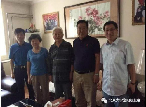 老会长吴炳兴和校友们合影