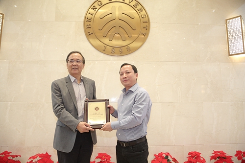 林建华向夏曙东校友颁发北京大学杰出教育贡献奖