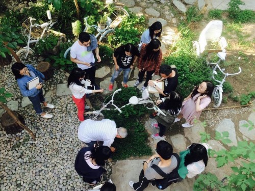 老师带着同学们进行植物教学