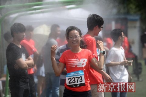 选手们在水雾下降温