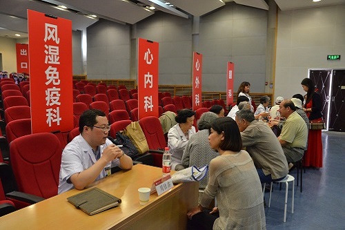校友医师健康咨询活动现场