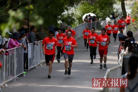 选手们跑在校园内