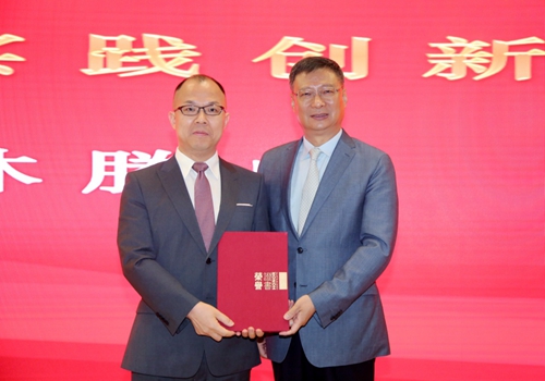 金融实践创新奖获得者林腾蛟与颁奖嘉宾李礼辉博士合影