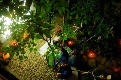 同学们晚上在小花园开露天电影趴