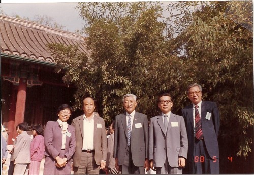 1988年,化学系57级三校友应邀出席90周年校庆,与丁石孙校长,罗豪才副校长合影