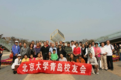 参加活动的全体老学长在园区内合影留念