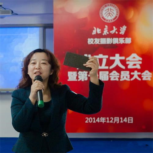 北大校友会副秘书长张向英老师介绍“老楼纪念砖”