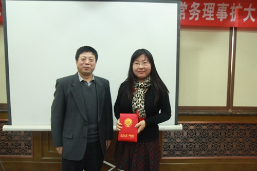 谭文长书记向段慧玲系主任颁发理事证书