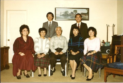 1986年1月南加州北大校友在殷大年先生家合影。前排中间为殷先生