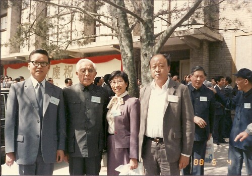 1988年90周年校庆与老校长周培源校长(左二)合影