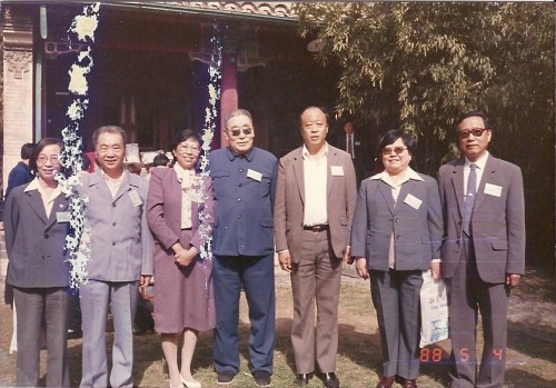 1988年90周年校庆与陆平校长(左四),彭佩云(右二)张学玉副书记(右一)