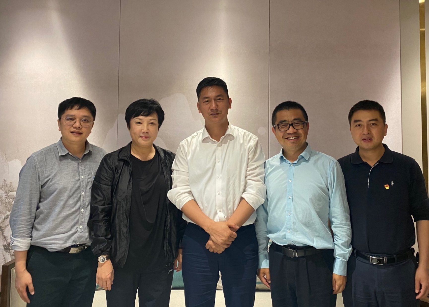 一群人站在一起描述已自动生成