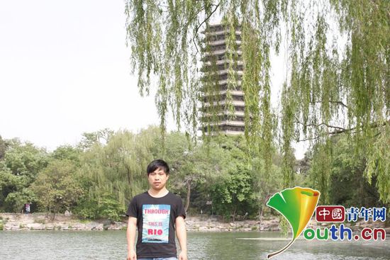 王荣山在未名湖留影。中国青年网记者