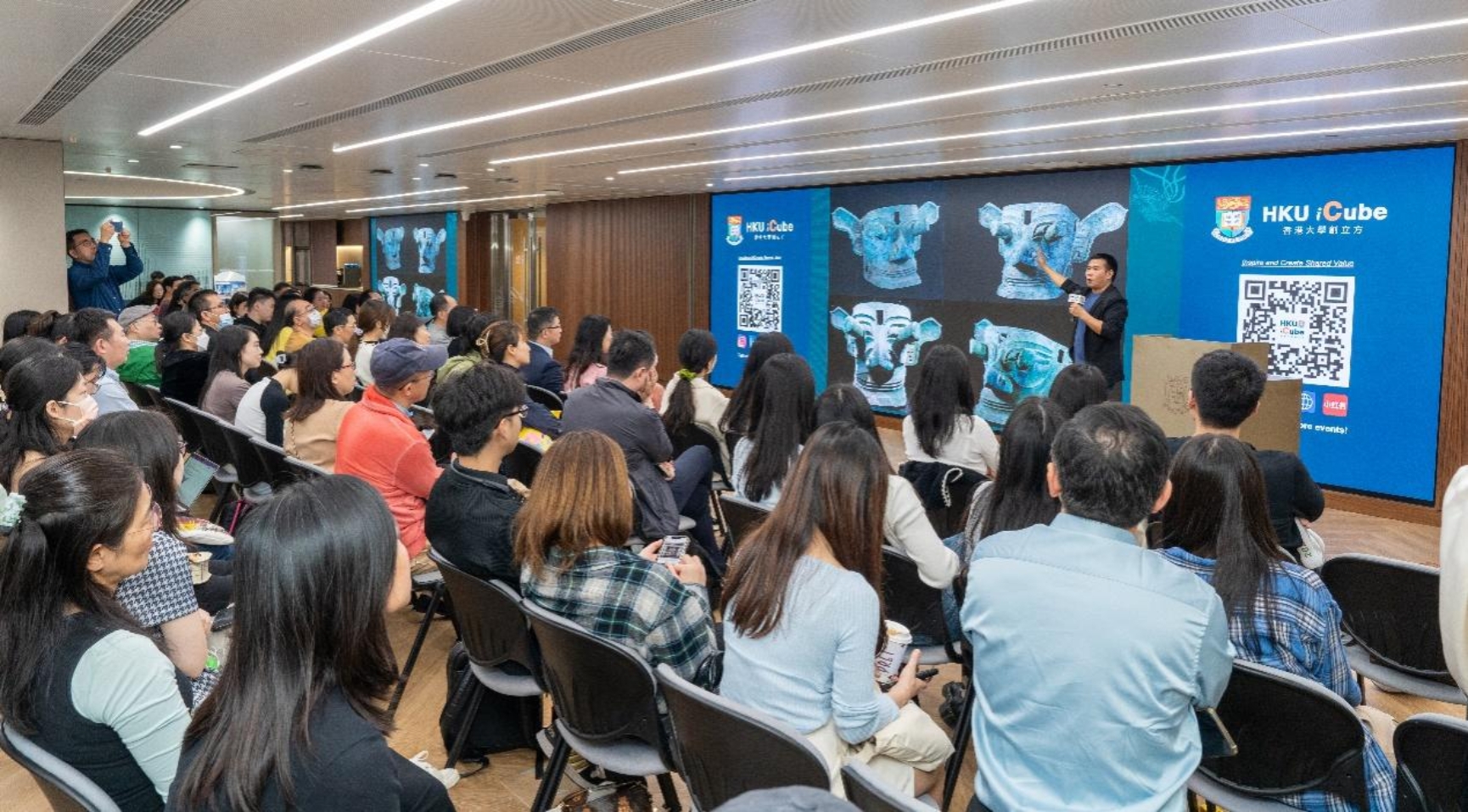 会议室里的人们描述已自动生成