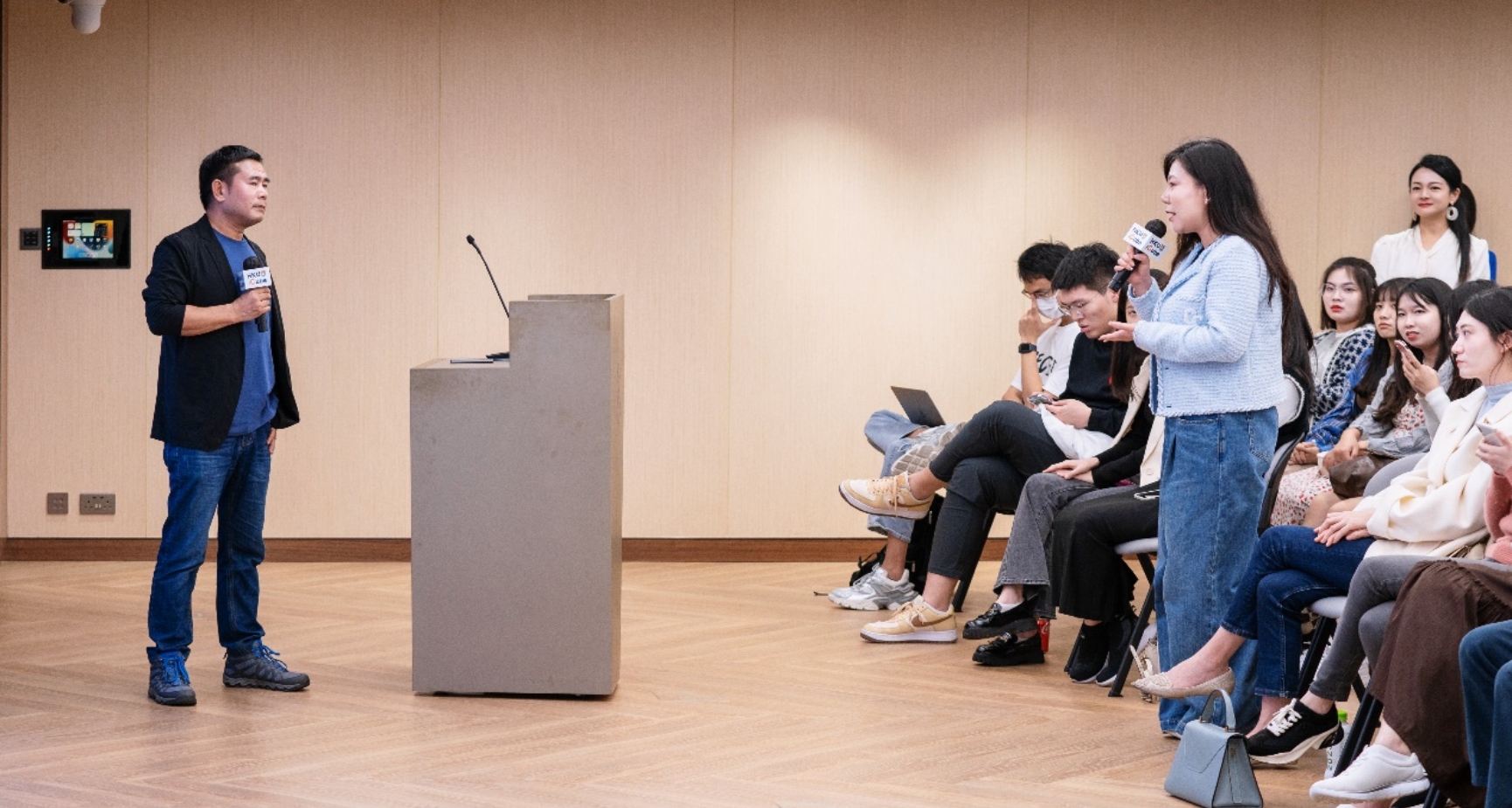 人们站在房间里描述已自动生成