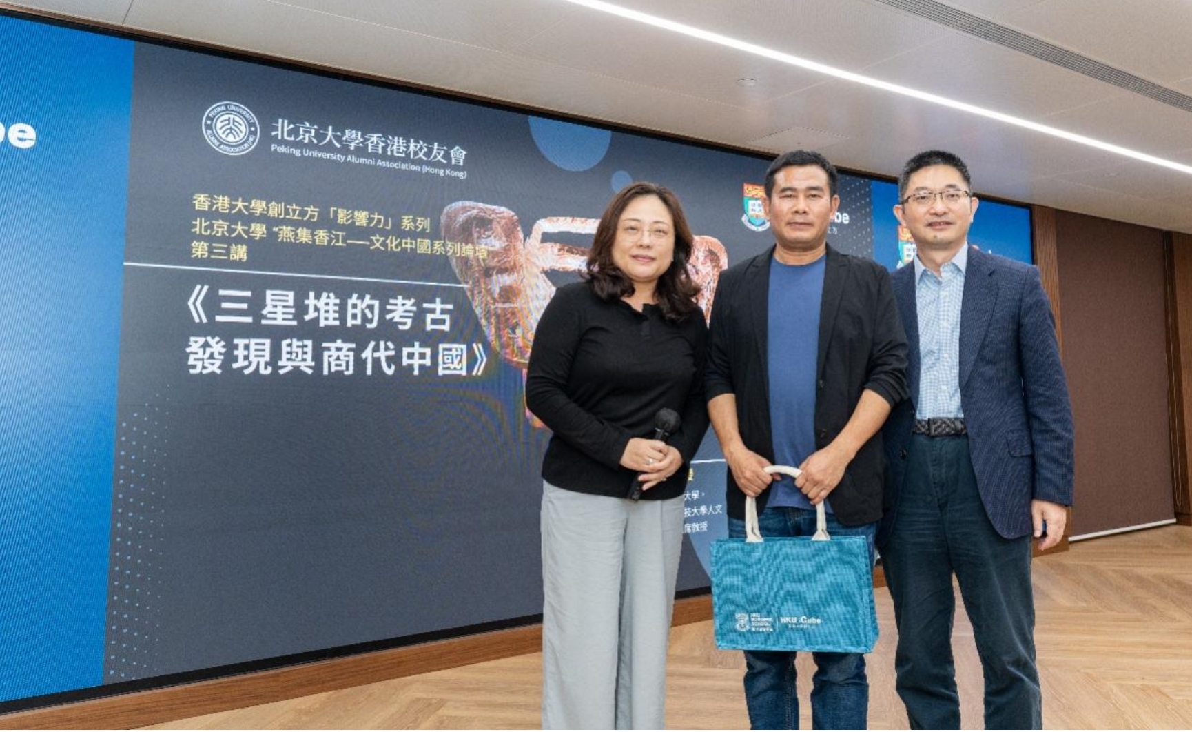 图片包含 建筑, 站, 对着, 女人描述已自动生成