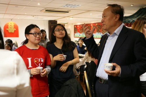 朱善璐书记与校友亲切交谈