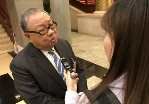 全国政协常委陈永棋(左)接受中国网记者采访。大公报 李柏涛摄