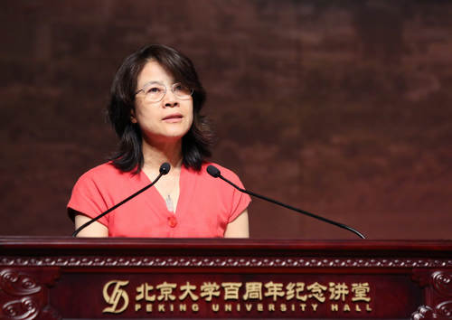 柯杨代表北京大学向柴生芳致以深切的缅怀和崇高的敬意