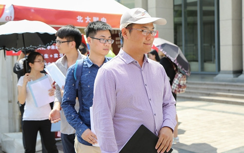 参会学生排队交简历