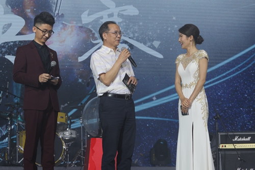 林建华与主持人互动