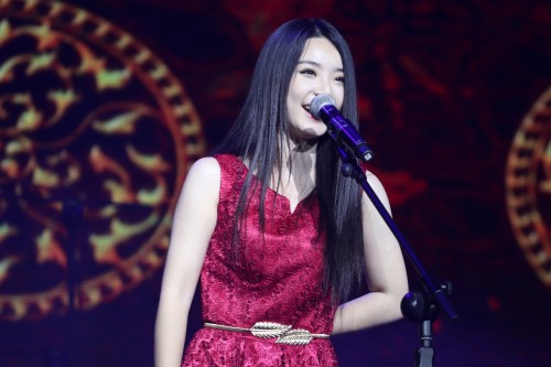 笑容甜美的范月影