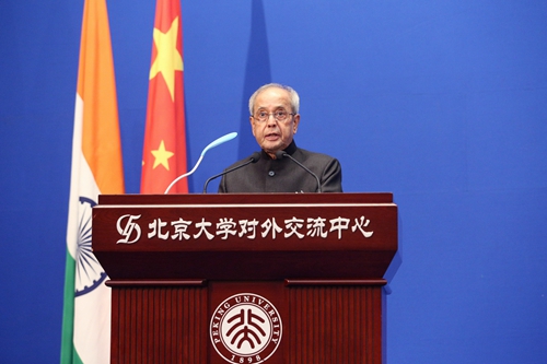 慕克吉总统作演讲