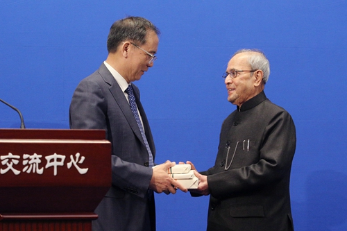 慕克吉总统与林建华校长互赠礼物