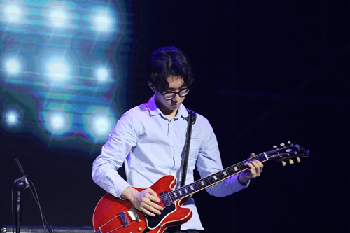 赵雪莹乐队里帅气的吉他手