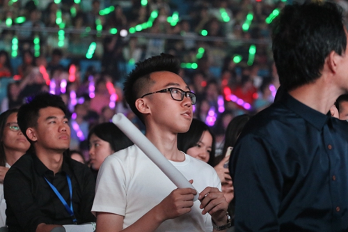 观众们在认真倾听