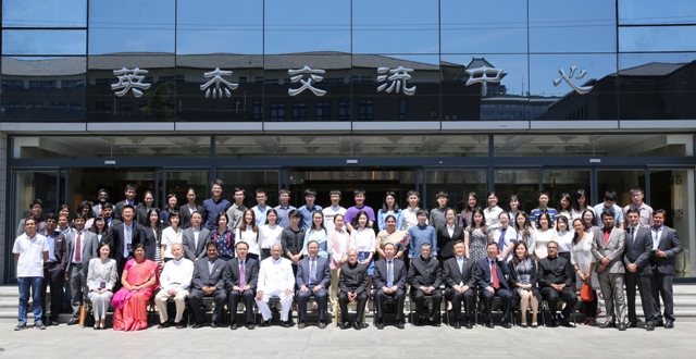 慕克吉总统与北大印地语专业师生合影留念