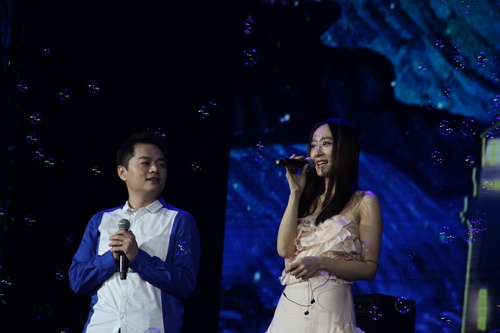严艺丹与杨炅翰在演唱《最好的我们》